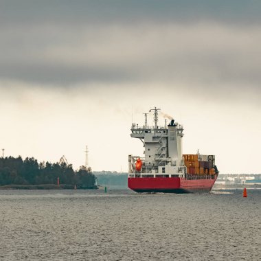 Kırmızı kargo konteyner gemisi