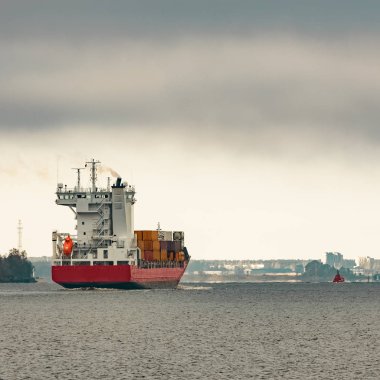 Kırmızı kargo konteyner gemisi