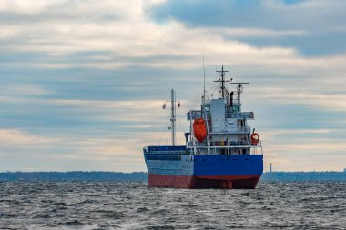 Demirlemiş mavi kargo gemisi