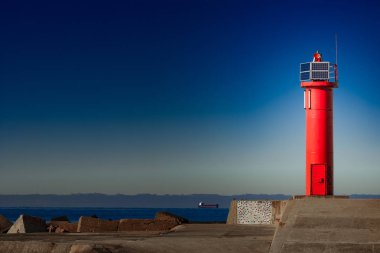 Dalgakıran baraj üzerinde kırmızı fener