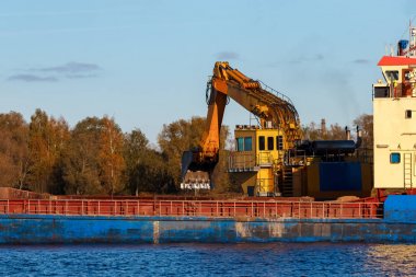 Mavi kargo gemisi yükleniyor