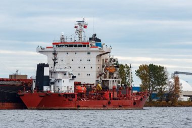 Kırmızı kargo gemisi yükleniyor