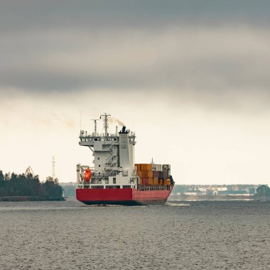 Kırmızı kargo konteyner gemisi