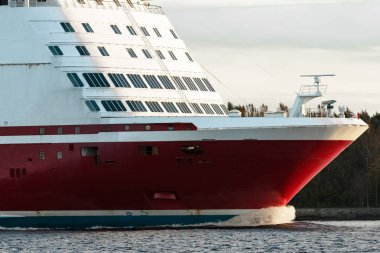 Kırmızı cruise liner'ın yay