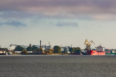 kargo gemisi limanda.
