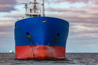 Demirlemiş mavi kargo gemisi