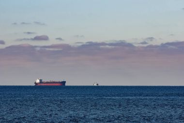 Kargo gemisi demirlendi.