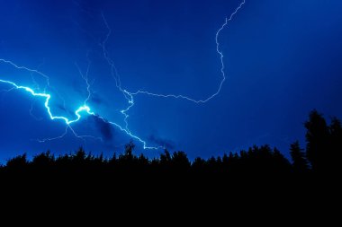 Yıldırım üzerinde koyu mavi gökyüzü