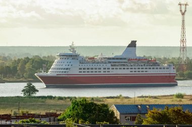 Kırmızı yolcu gemisi