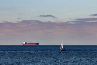 Beyaz yelkenli ve kargo gemisi