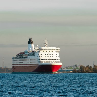 Kırmızı cruise liner