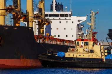 Siyah kargo gemi bağlama