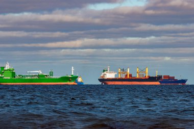 Kargo gemileri demirleyen