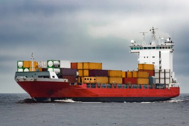 Kırmızı kargo konteyner gemisi