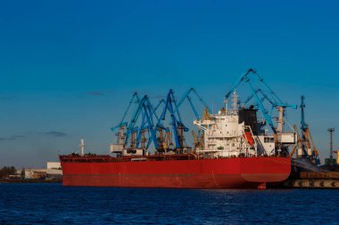 Kırmızı kargo gemisi yükleniyor