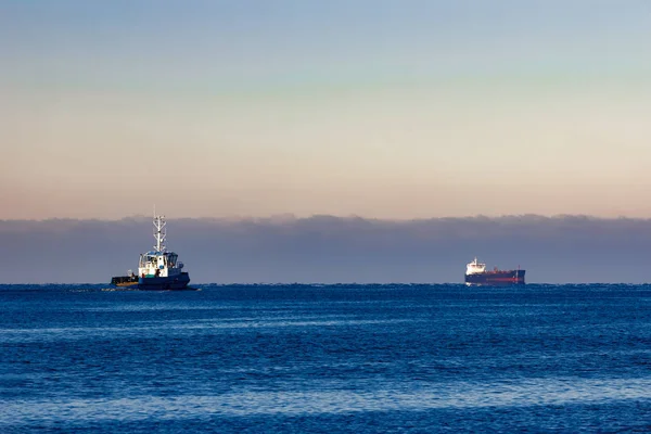 Mavi küçük römorkör gemi — Stok fotoğraf