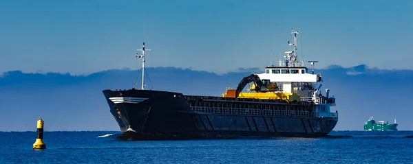 Schwarzes Frachtschiff — Stockfoto