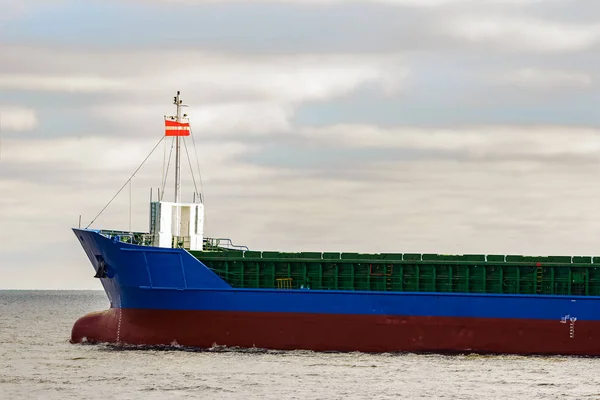 Kargo gemisinin yay mavi — Stok fotoğraf