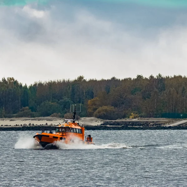 Oranje pilot schip verplaatsen op snelheid — Stockfoto