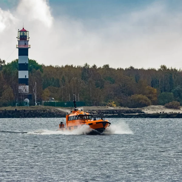 Oranje pilot schip verplaatsen op snelheid — Stockfoto