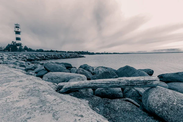 Diga di Breakwater con un grande faro — Foto Stock