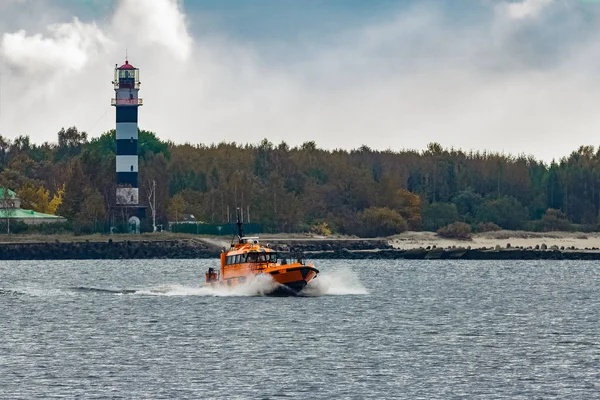 Orange pilot ship moving at speed — Stock Photo, Image