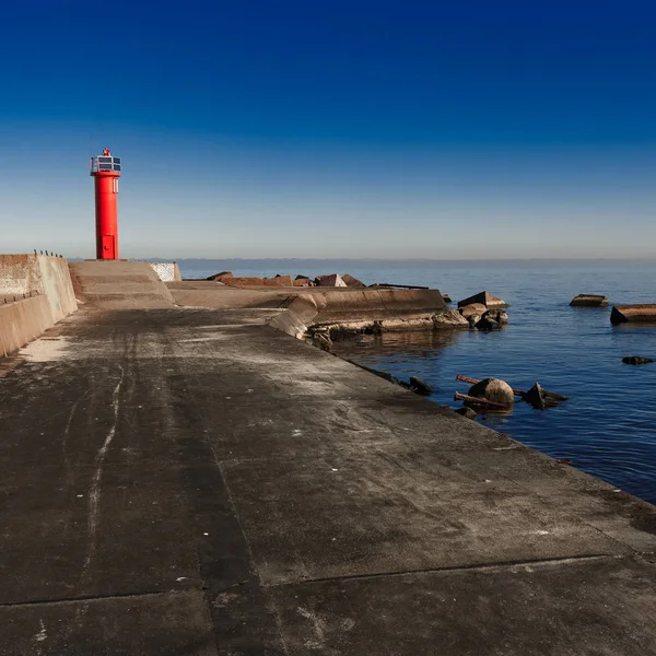 Faro rojo en dique de rompeolas —  Fotos de Stock