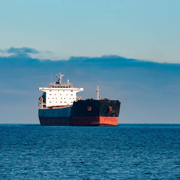 Czarny statek — Zdjęcie stockowe