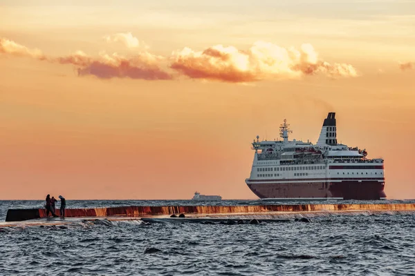 Kırmızı cruise liner