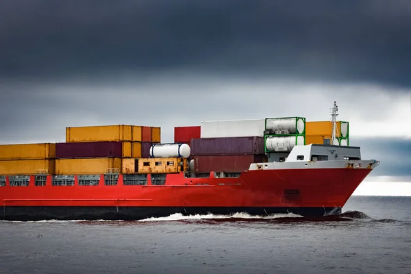 红色的货物集装箱船艏 — 图库照片