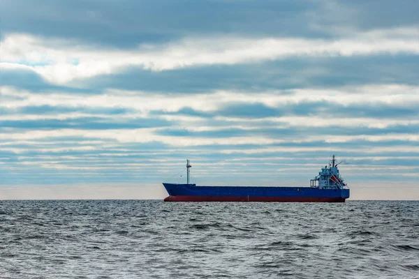 Navio de carga azul atracado — Fotografia de Stock