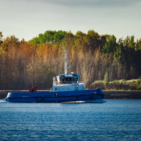 Blue small tug ship — Stock Photo, Image