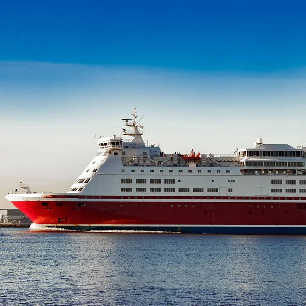 Red cruise liner — Stock Photo, Image