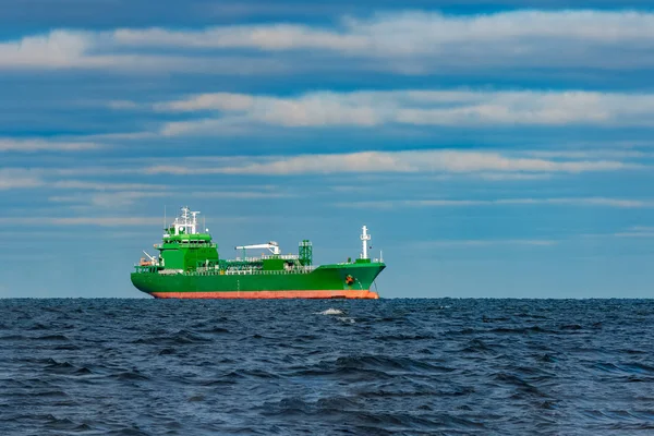 Demirleyen yeşil kargo gemisi — Stok fotoğraf