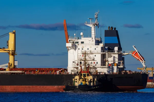 Black cargo ship mooring — Stock Photo, Image