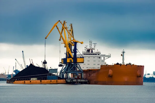 Büyük portakal kargo gemisi yükleniyor