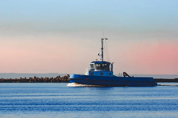 Blå small tug fartyg — Stockfoto