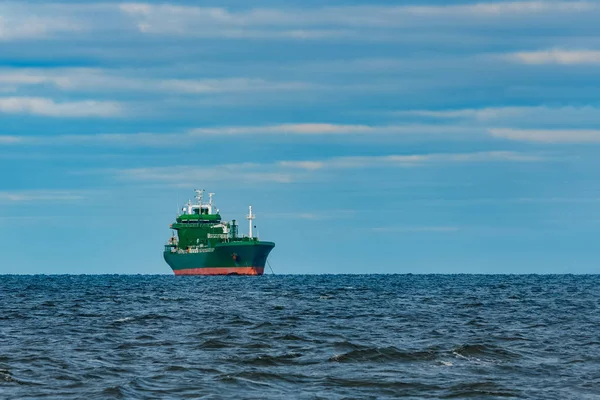 녹색 화물 선박 계 류 — 스톡 사진