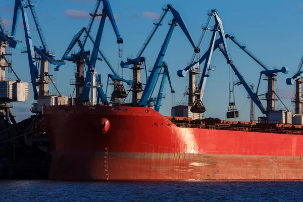 Červené nákladní loď načítání — Stock fotografie