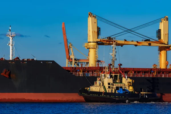 Schwarzes Frachtschiff festgemacht — Stockfoto