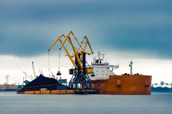 Büyük portakal kargo gemisi yükleniyor