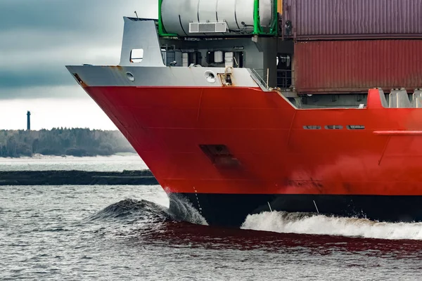 Red cargo kontenerowiec łuk — Zdjęcie stockowe