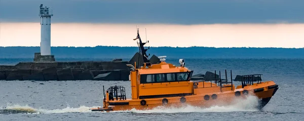 Orangefarbenes Lotsenschiff bewegt sich mit Geschwindigkeit — Stockfoto