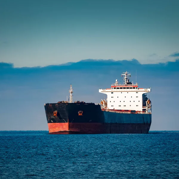 Czarny statek — Zdjęcie stockowe