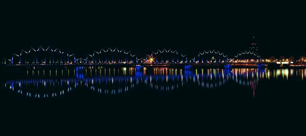 Beleuchtete Eisenbahnbrücke — Stockfoto