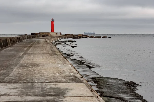 Presa de rompeolas con faro rojo —  Fotos de Stock