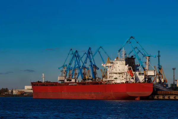 Kırmızı kargo gemisi yükleniyor — Stok fotoğraf