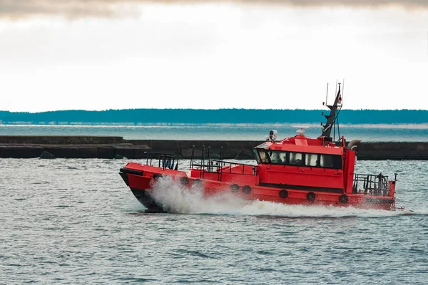 Navio piloto vermelho navegando para o mar Báltico — Fotografia de Stock