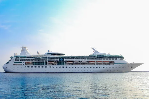 Crucero blanco en marcha Imágenes De Stock Sin Royalties Gratis