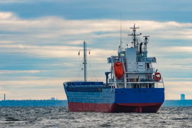 Demirlemiş mavi kargo gemisi